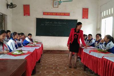 GIỜ HỌC NGOẠI KHÓA MÔN NGỮ VĂN LỚP 8A " THUYẾT MINH VỀ MỘT MÓN ĂN DÂN TỘC"